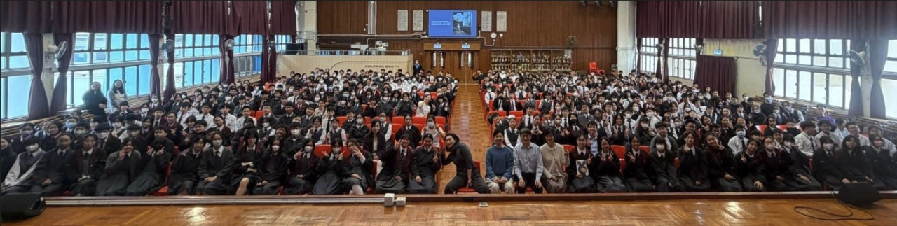 B. Wing 與同學們大合照