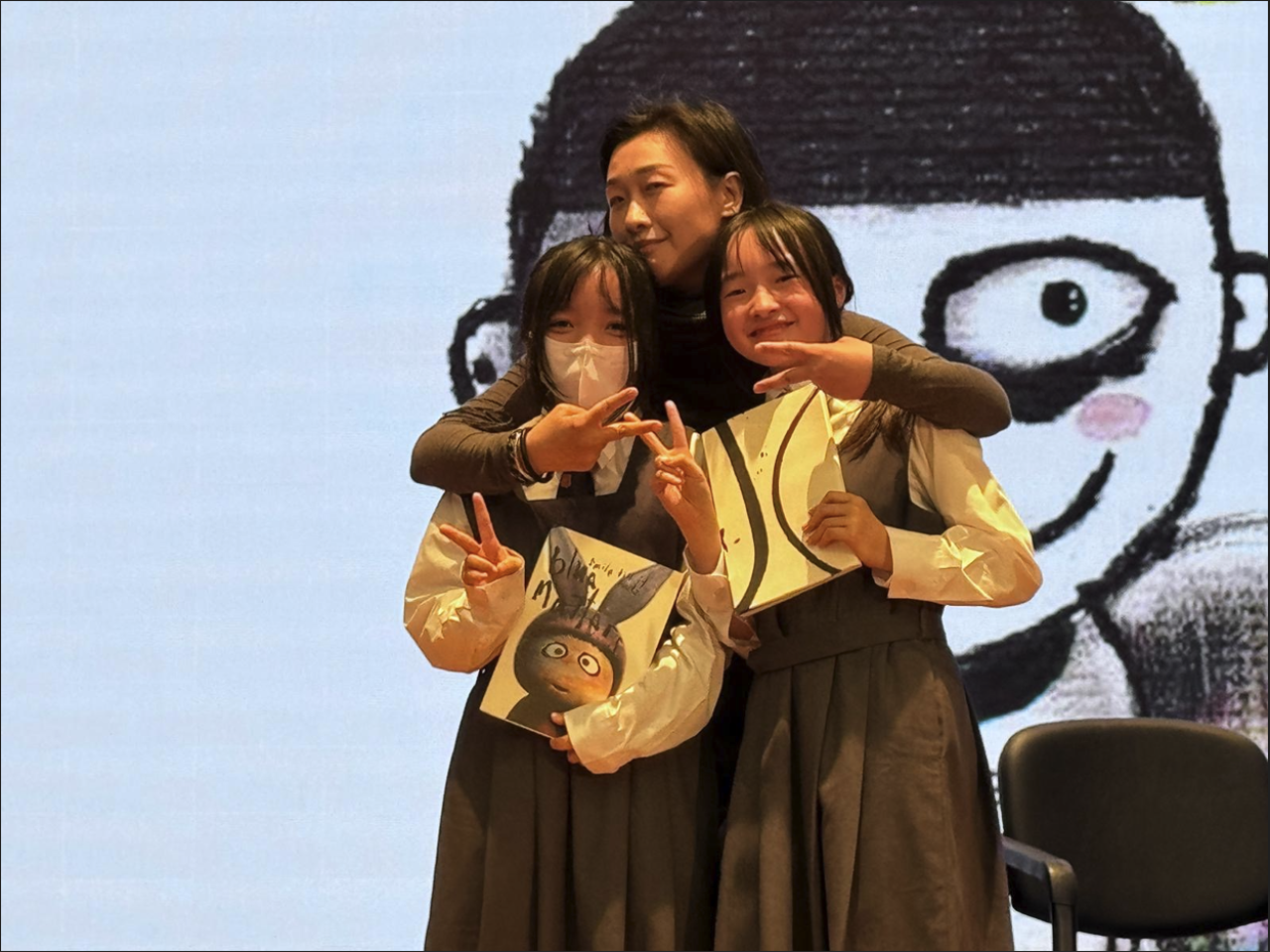 同學能夠得到B. Wing 親筆簽名畫冊，非常興奮