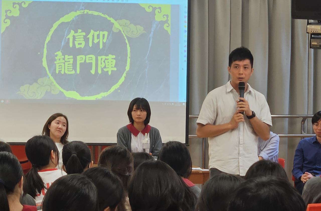 友愛堂蔡君諾傳道為雙方的討論作信仰教導及總結