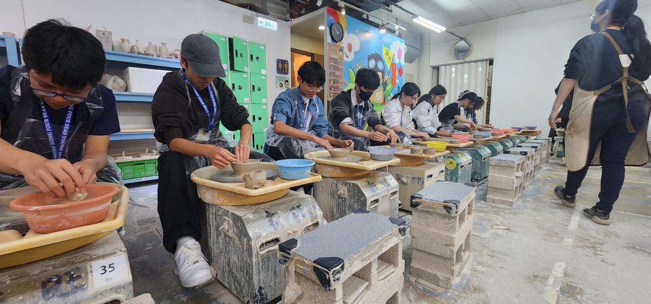 同學們專心致志地製作陶瓷。