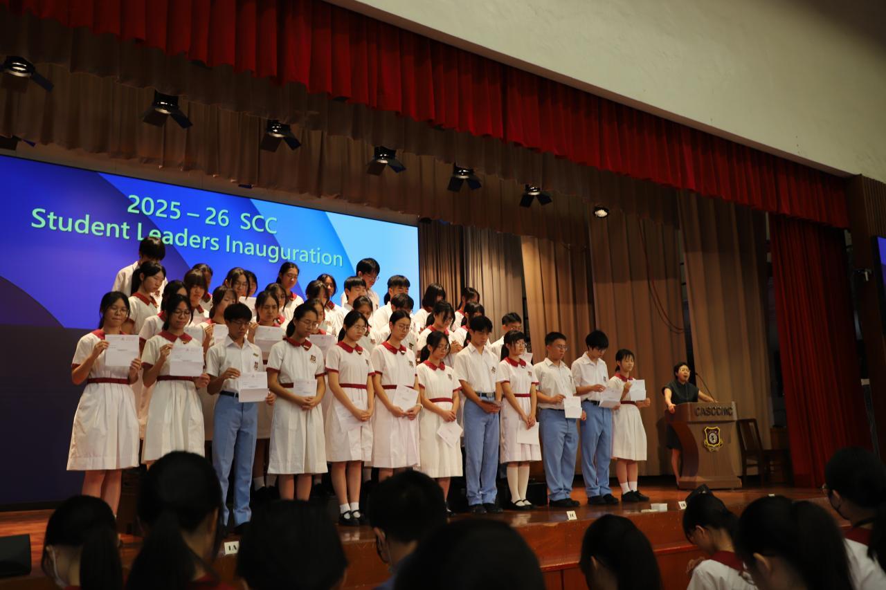 Mrs Chan prayed for our student leaders  / 校長為學生領袖祈禱