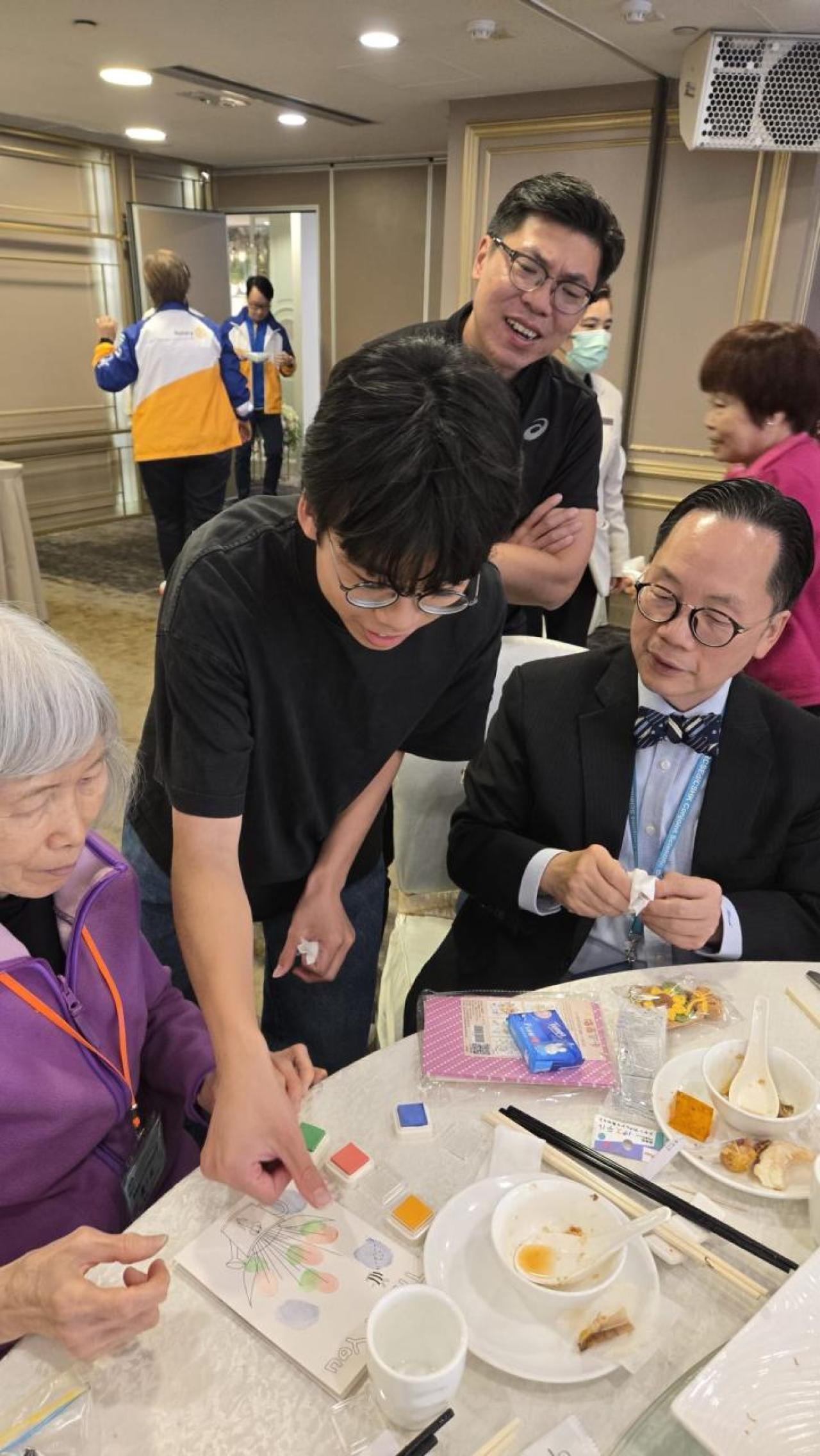 同學和長者一同製作心意卡