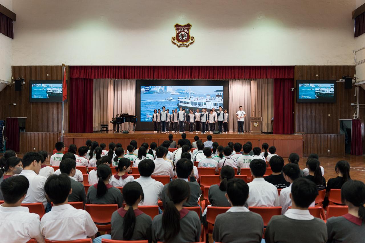國和同學表演