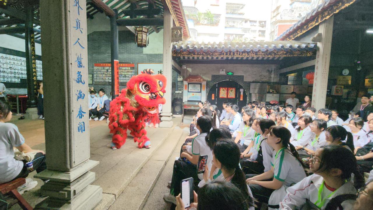 同學在鴻勝館欣賞精彩的舞獅表演