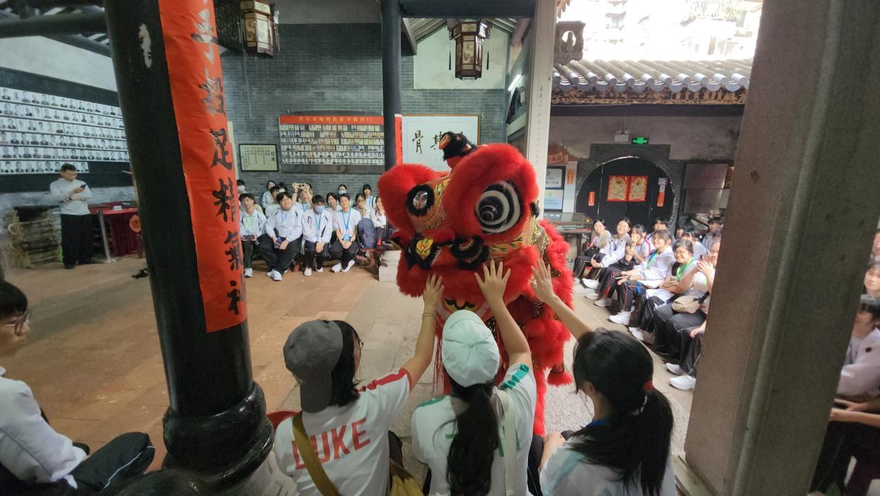 師傅特意將獅頭舞向同學，讓同學們摸摸獅子頭，一世樂無憂
