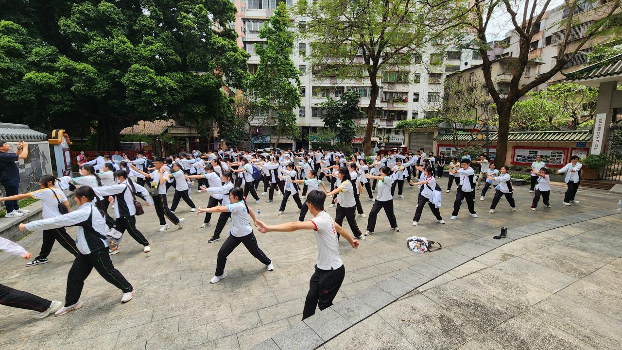 師傅帶領同學學習一些簡單招式