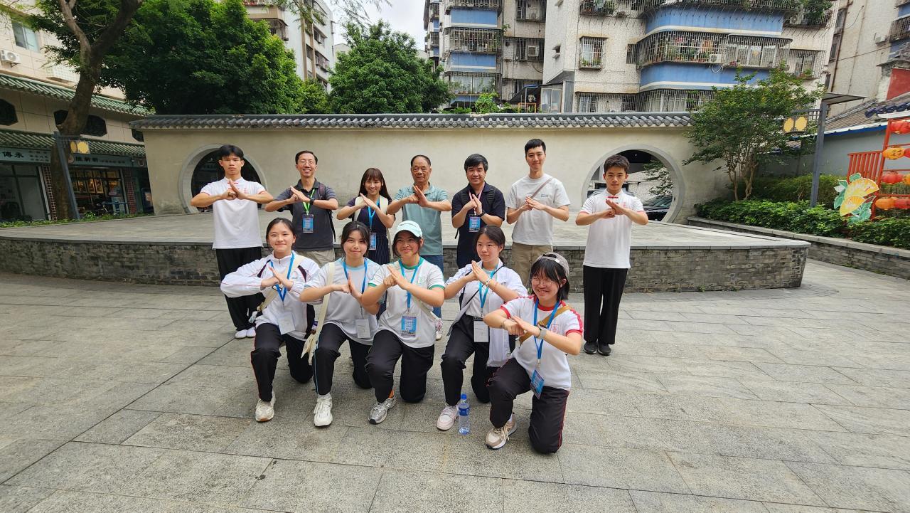 師生與鴻勝館館長黃鎮江合照