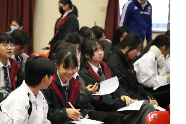 同學一起完成寫作練習