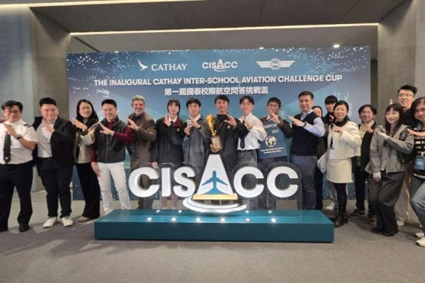 本校同學與香港青年航空學會(HKYAA)一眾委員合照