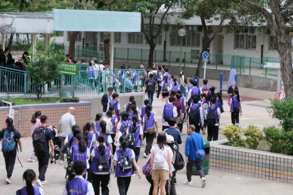 工作人員首先起程