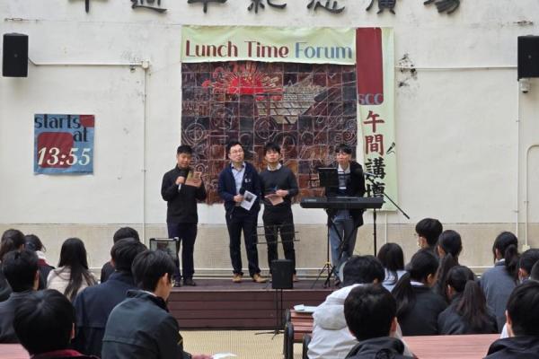 四位老師在晨禱會上一同分享信仰