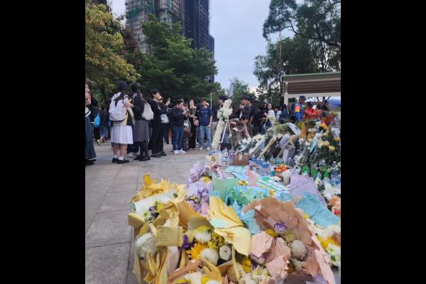 附記: 3位學生代表於12月2日將花束送到弔唁區