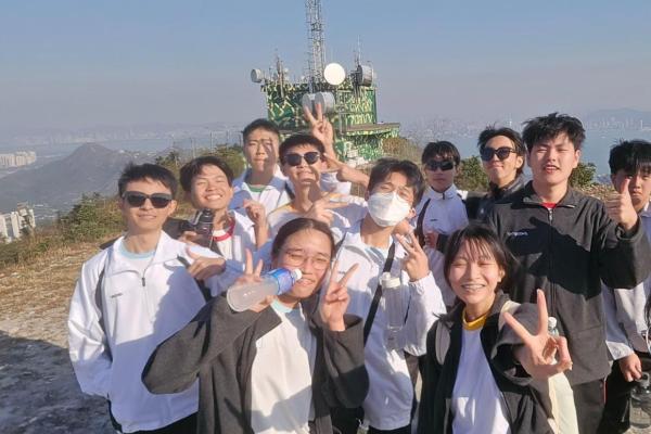 最先到達山頂的同學小隊