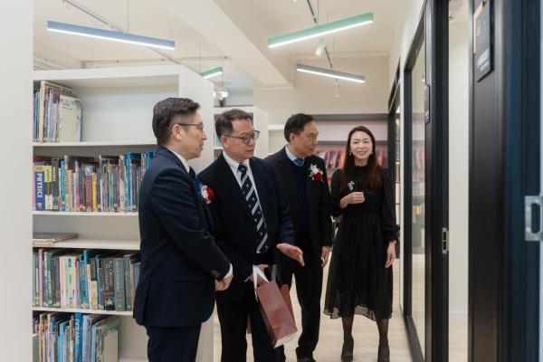 圖書館主任向嘉賓介紹圖書館嶄新設備。